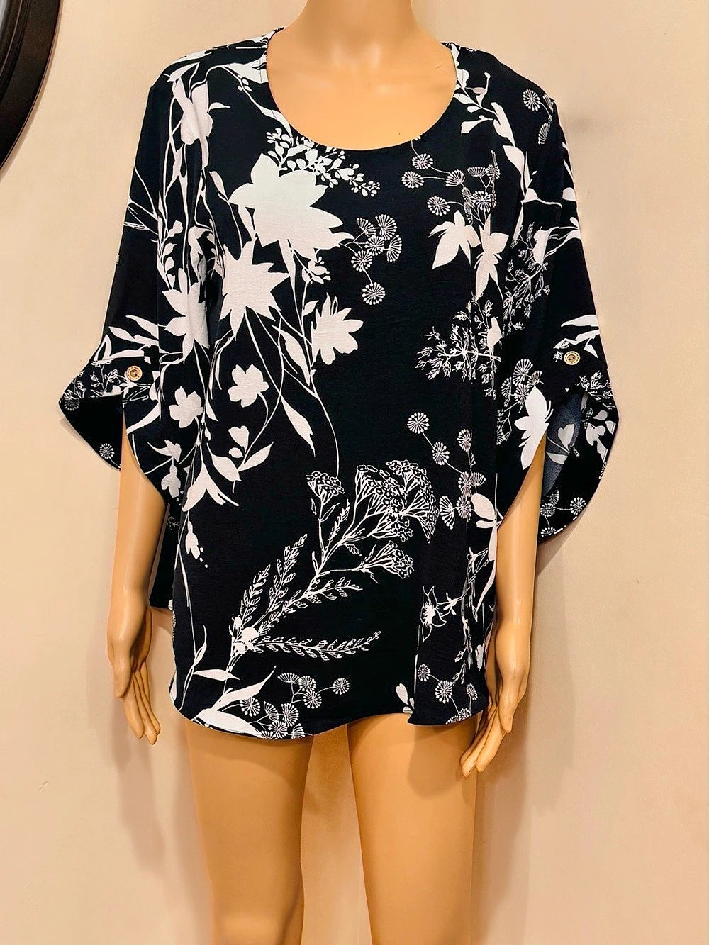 AskYes Floral Tunic in Black & White Size Large NWT